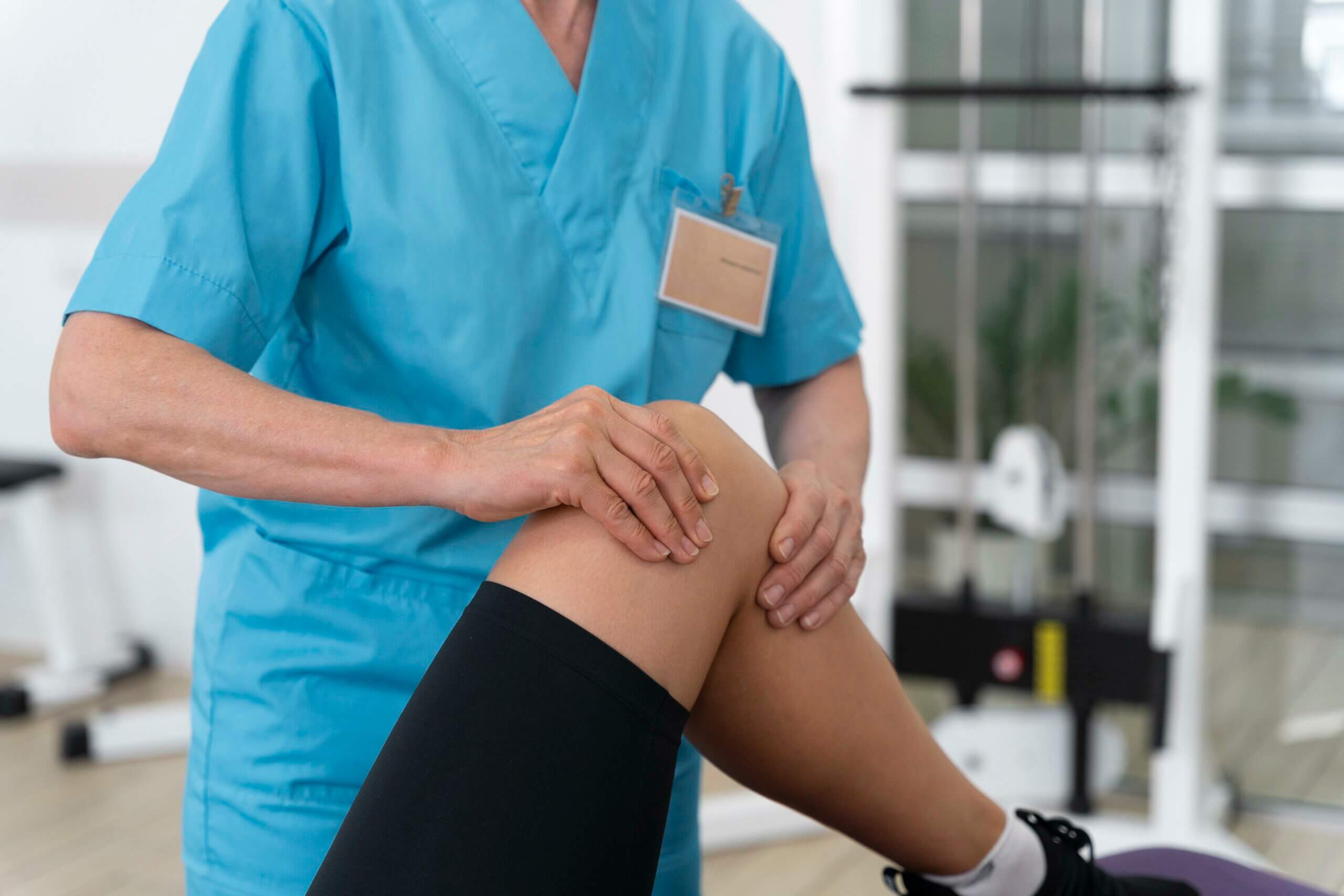 Baker-ciszta: 4 tünet és 3 hatékony kezelési mód 1 medical assistant helping patient with physiotherapy exercises scaled